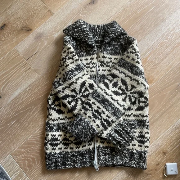 Cowichan Sweater - Picture 6 of 7